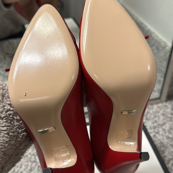 Red Gucci Heels with bow - Picture 2 of 3